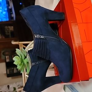 Aerosols Dk. Blue Suede. size 10m heels 3in